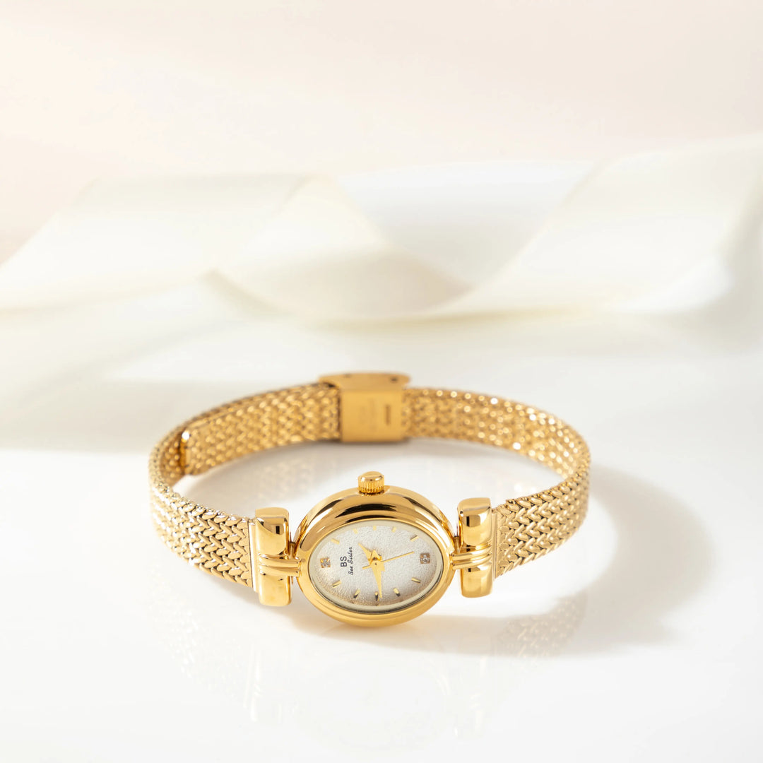 Selina – Goldene Uhr im ovalen Design.