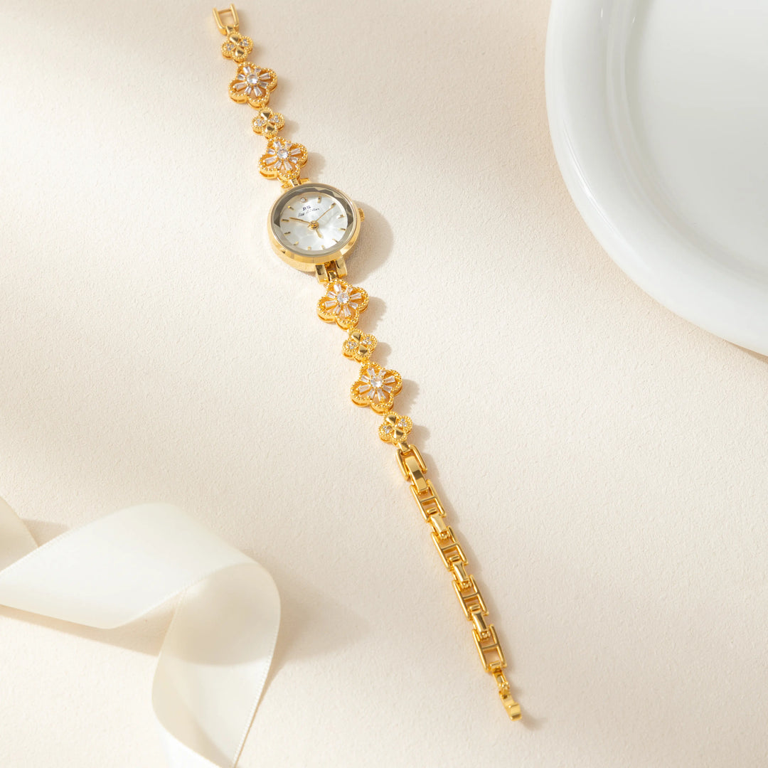Elina – Goldene Uhr mit Blumenarmband.