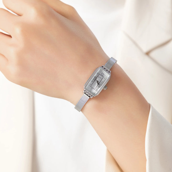 Teresa – Goldene Uhr mit rechteckigem Zifferblatt.