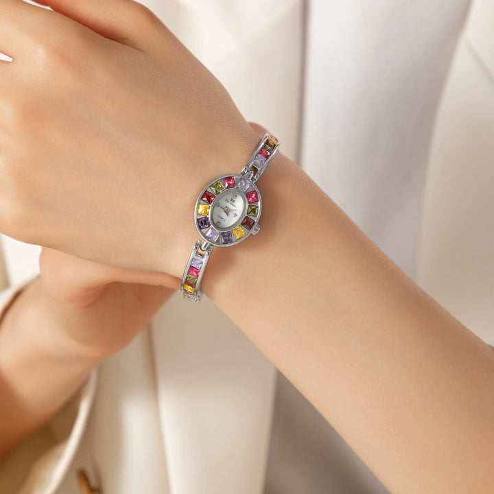 Amelie – Goldene Uhr mit kristallinem Rahmen.