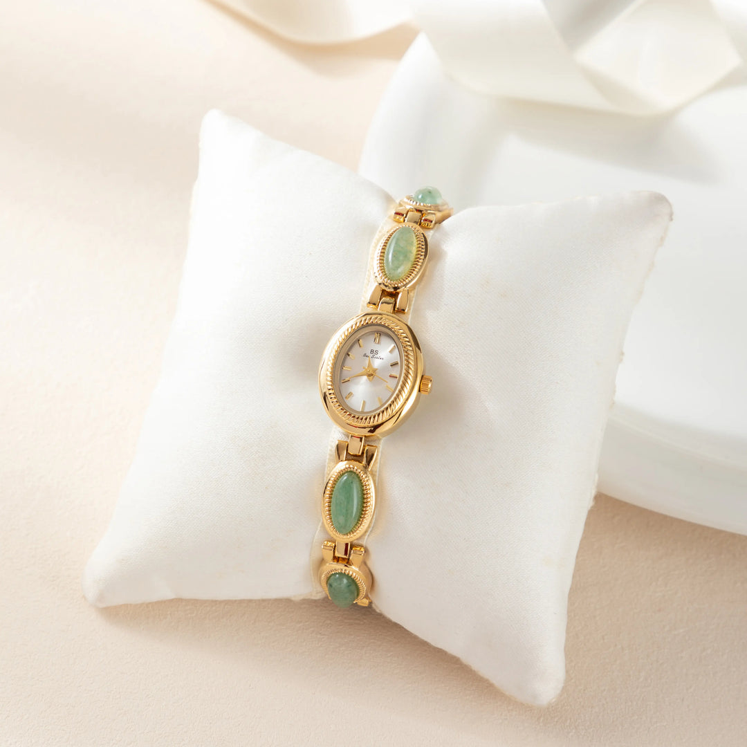 Klara – Goldene Uhren mit länglichem Ziffernblatt.