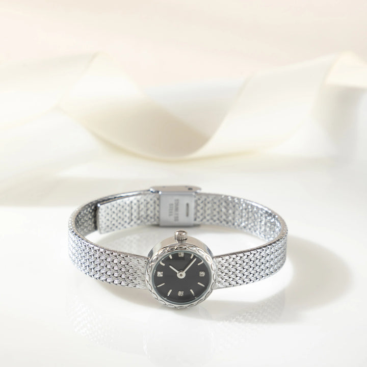 Magdalena – Goldene Uhr mit schmalem Armband.