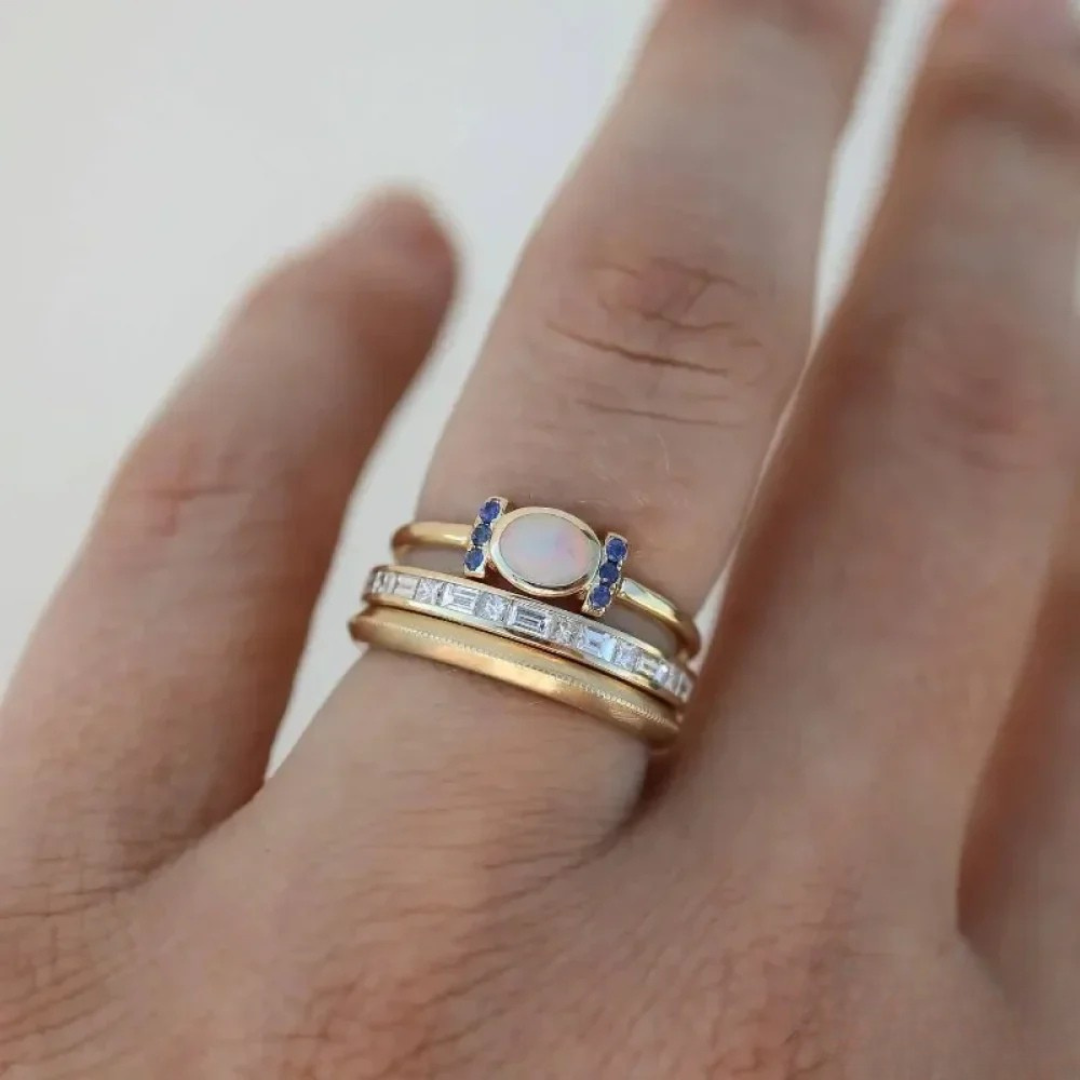 Tereza – Zarter goldener Ring mit schimmerndem Opal.