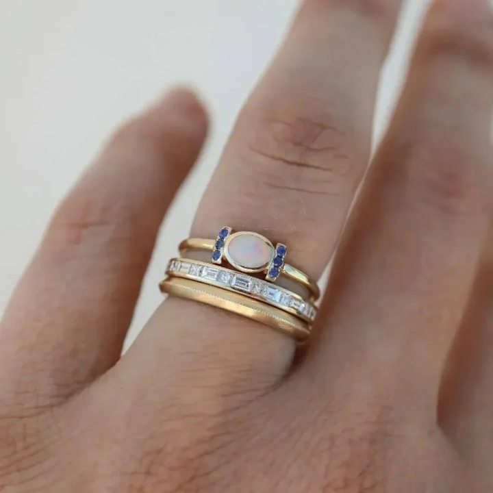 Tereza – Zarter goldener Ring mit schimmerndem Opal.