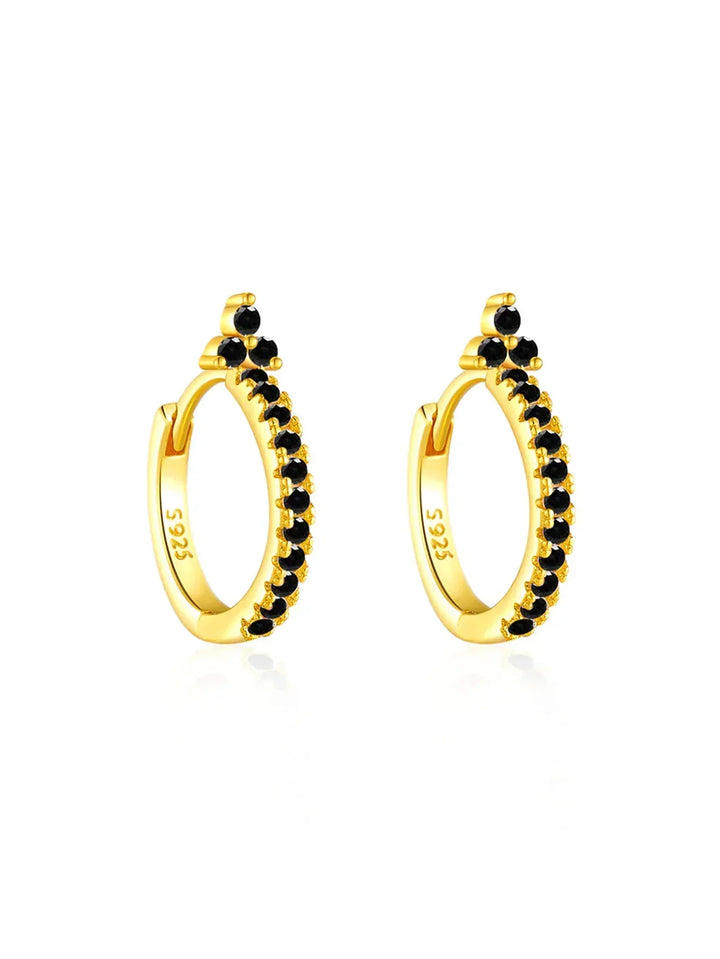 Sabine – Goldene Ohrringe im modernen Stil.