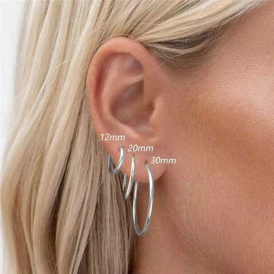 Sabine – Goldene Ohrringe mit glänzender Struktur.