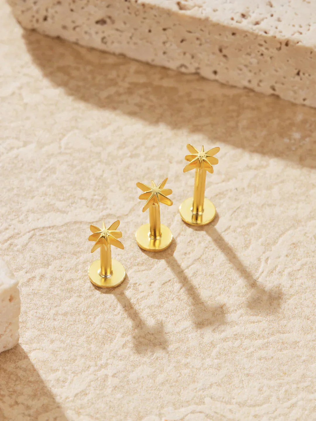 Katrin – Goldene Ohrringe mit sanfter Krümmung.