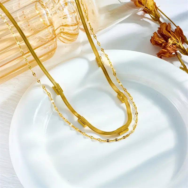 Annelie – Halskette mit Smaragd und goldenen Akzenten.