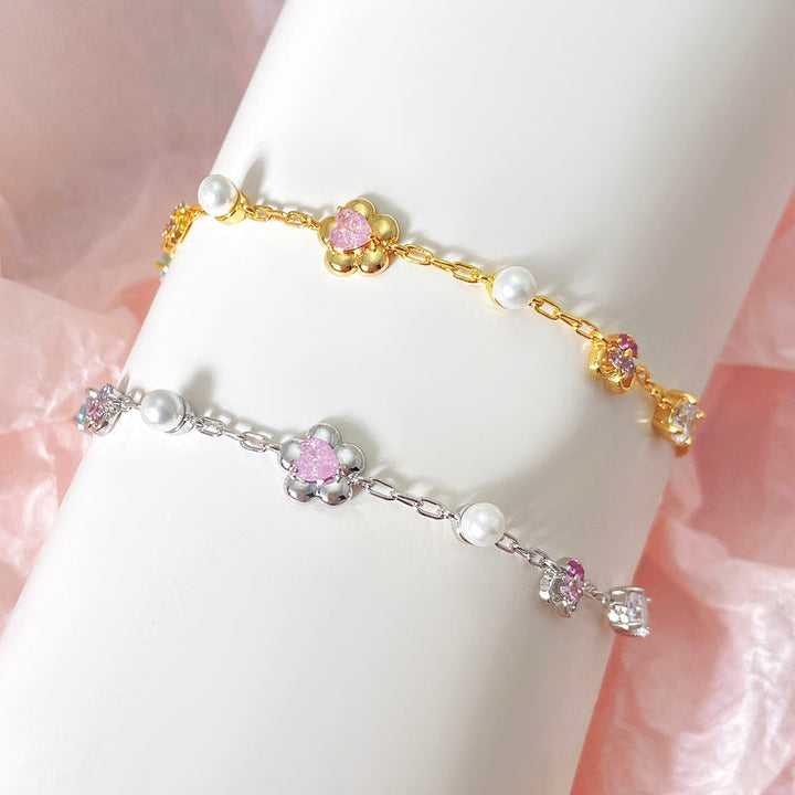 Dorothea – Skulpturale goldene Ohrringe mit Perlenabschluss.