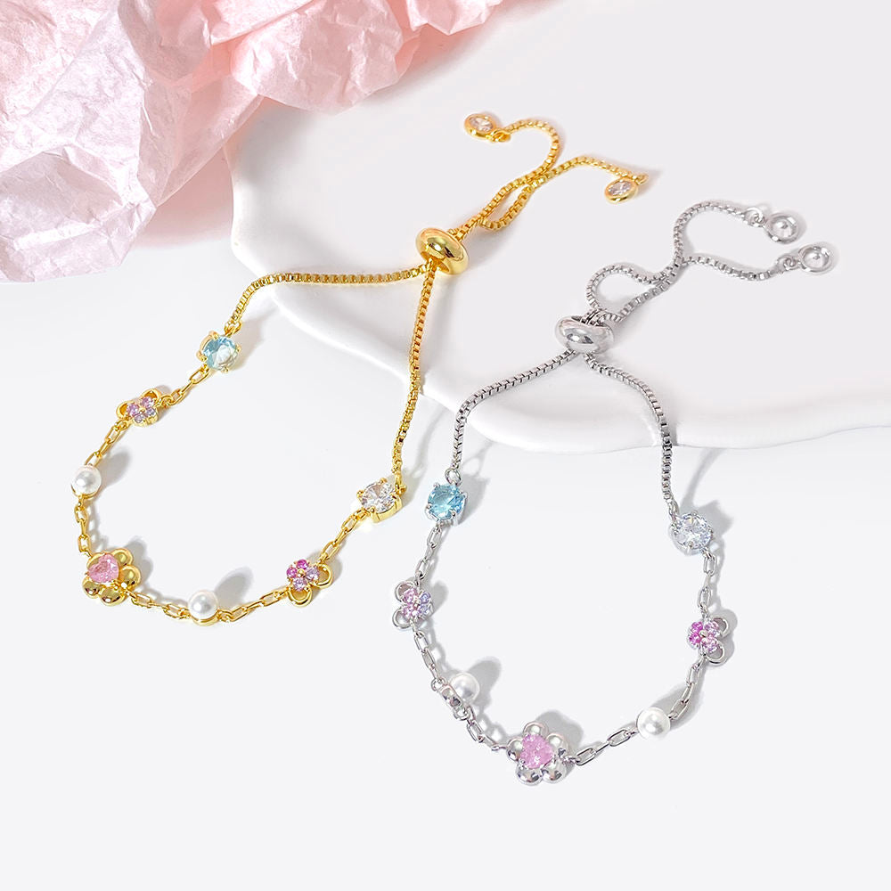 Dorothea – Skulpturale goldene Ohrringe mit Perlenabschluss.