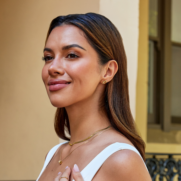 Romana – Goldene Ohrringe mit geflochtenem Design.