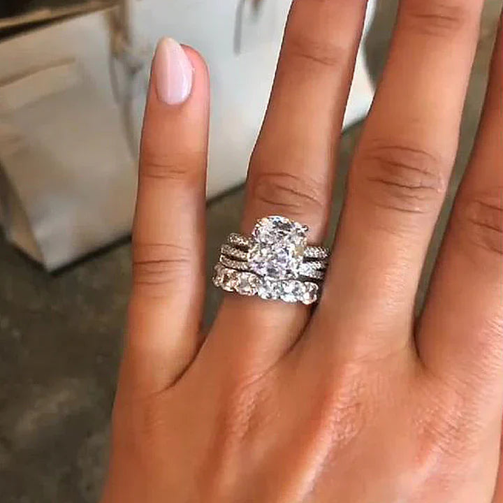 Iris – Diamantring mit ovalem Stein.