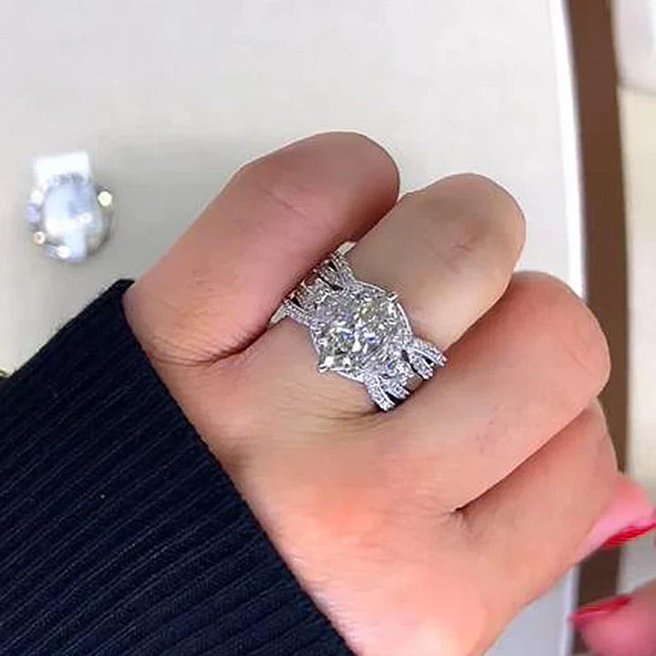 Emilie – Glänzender diamantierter Ring mit rechteckigem Schliff.