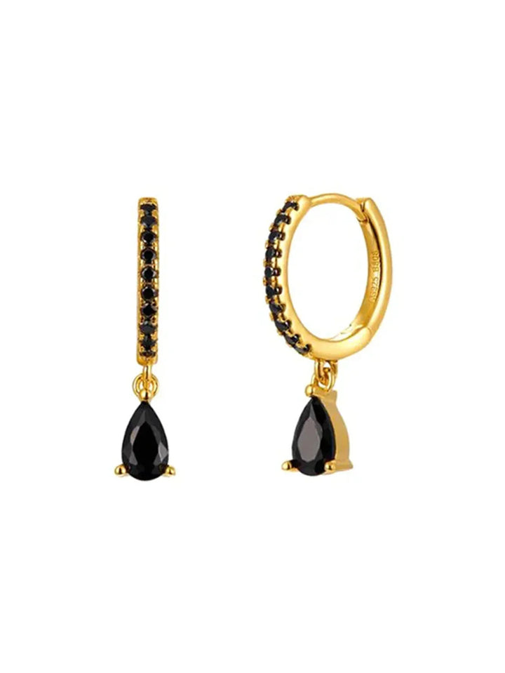 Sabine – Goldene Ohrringe im modernen Stil.