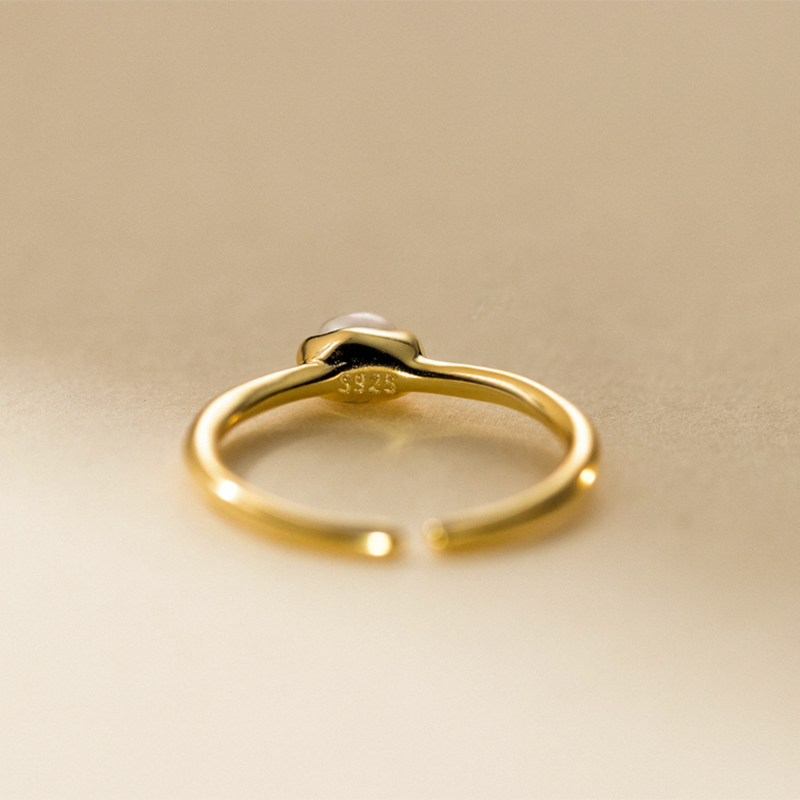 Katrin – Zarter goldener Ring mit Perlenlinie.