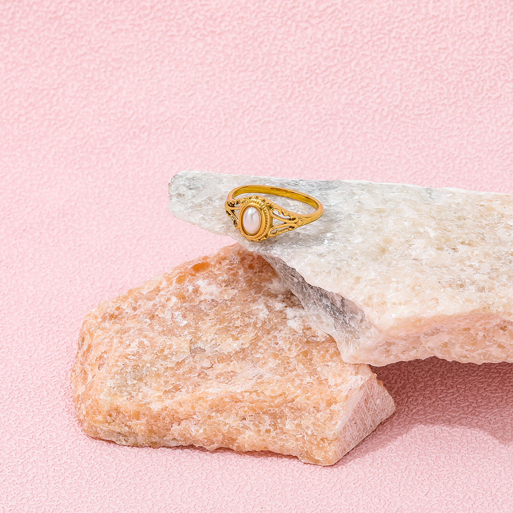 Klara – Minimalistischer goldener Ring mit sanften Wellen.