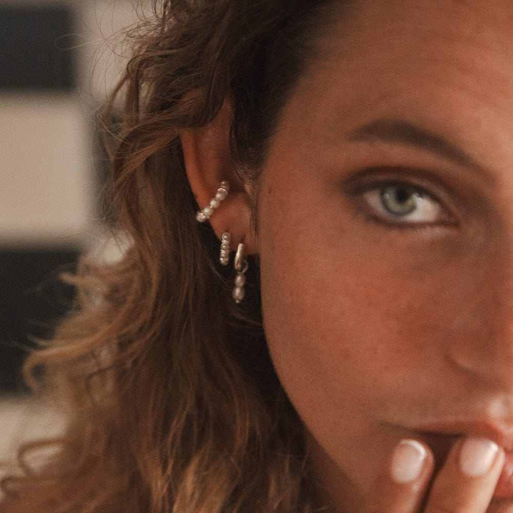 Teresa – Goldene Halskette mit hängender Perle.