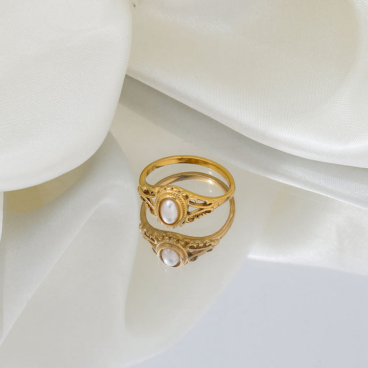 Klara – Minimalistischer goldener Ring mit sanften Wellen.