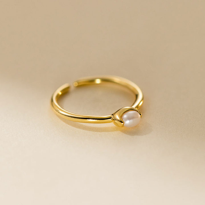 Katrin – Zarter goldener Ring mit Perlenlinie.