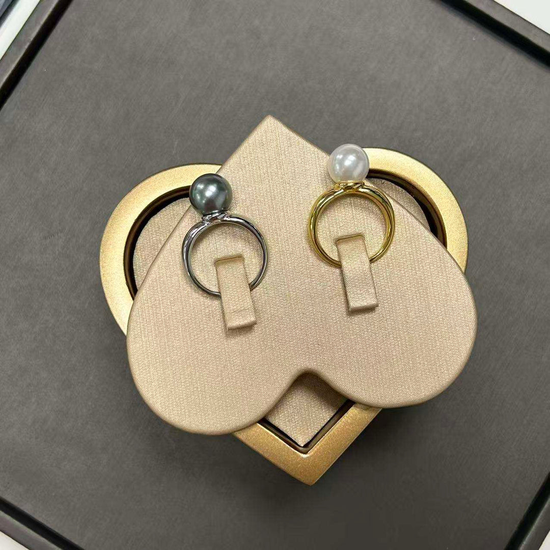 Ida – Vergoldeter Ring mit glatter Oberfläche und Perlenakzent.