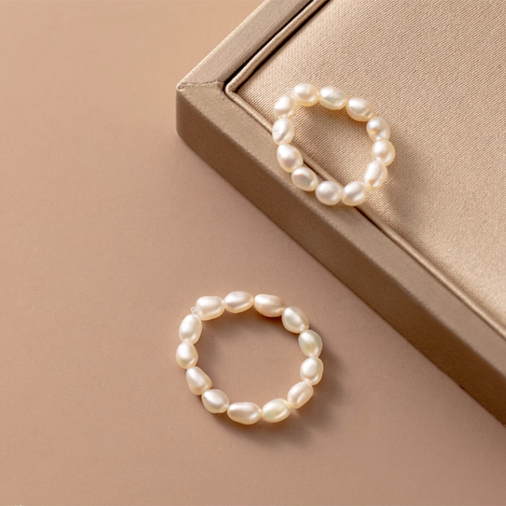 Friederike – Skulpturaler goldener Ring mit Perlendetail.