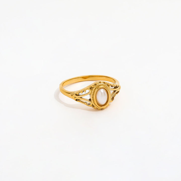 Klara – Minimalistischer goldener Ring mit sanften Wellen.