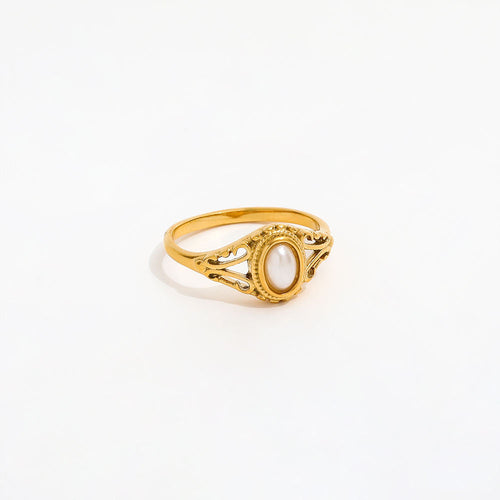 Klara – Minimalistischer goldener Ring mit sanften Wellen.