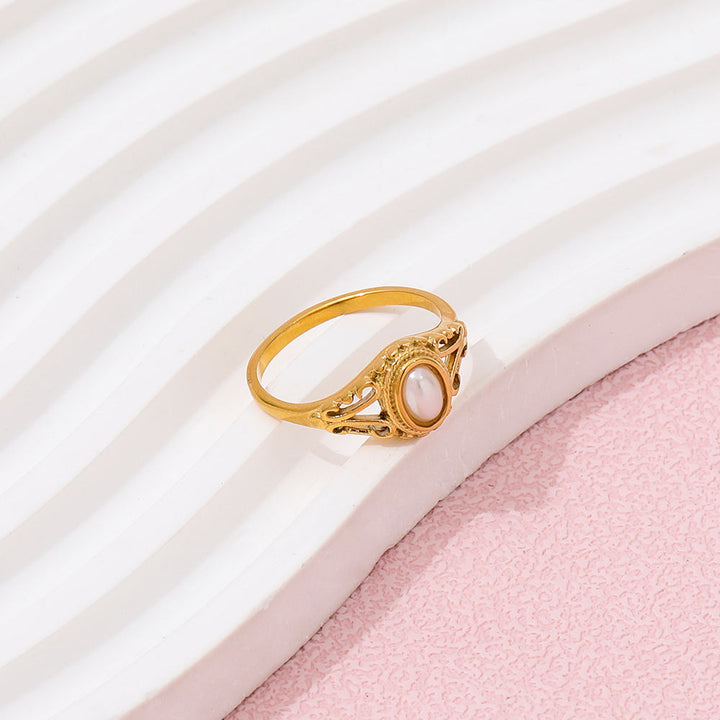 Klara – Minimalistischer goldener Ring mit sanften Wellen.