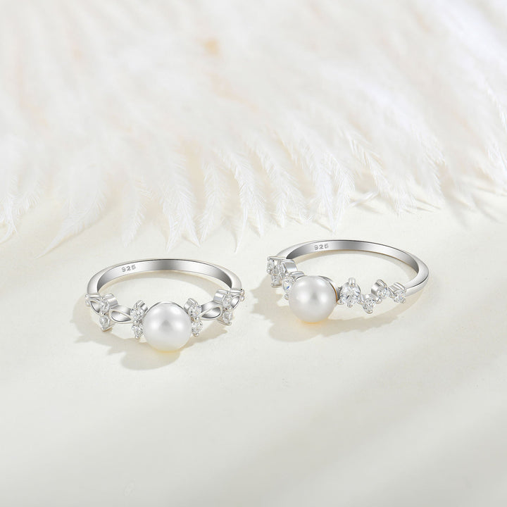 Leni – Zarte Perlenohrringe mit goldener Kette.