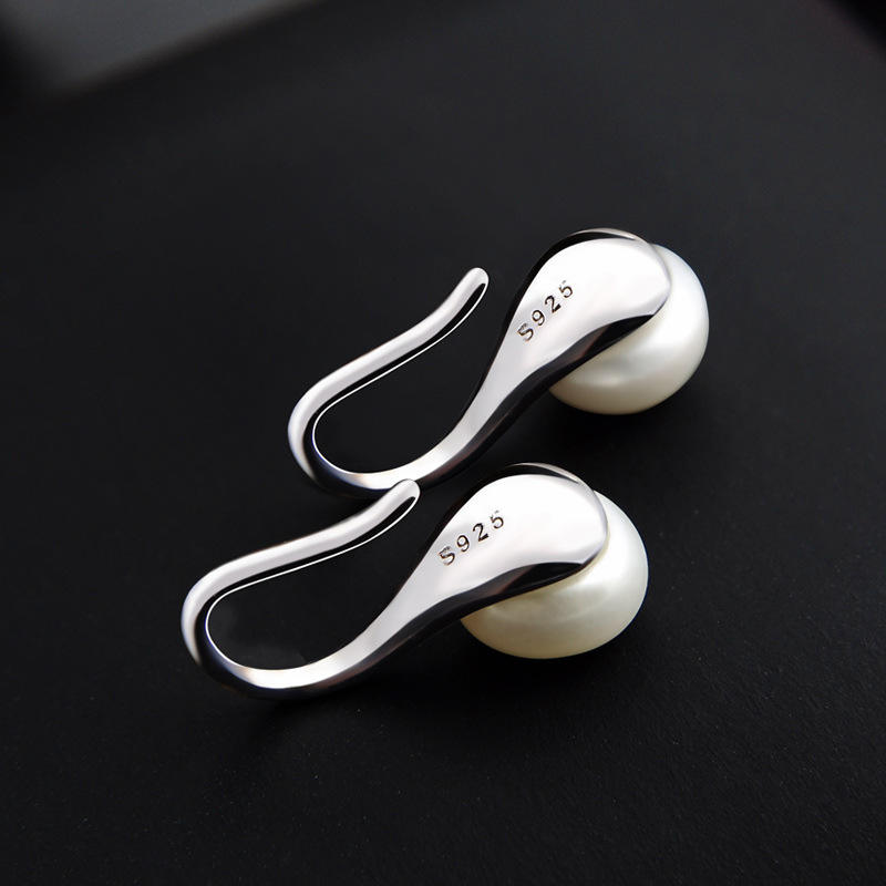 Helena – Goldene Ohrringe mit ovaler Perle