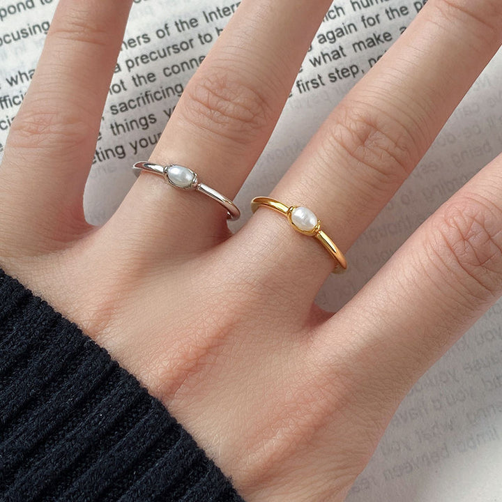 Katrin – Zarter goldener Ring mit Perlenlinie.