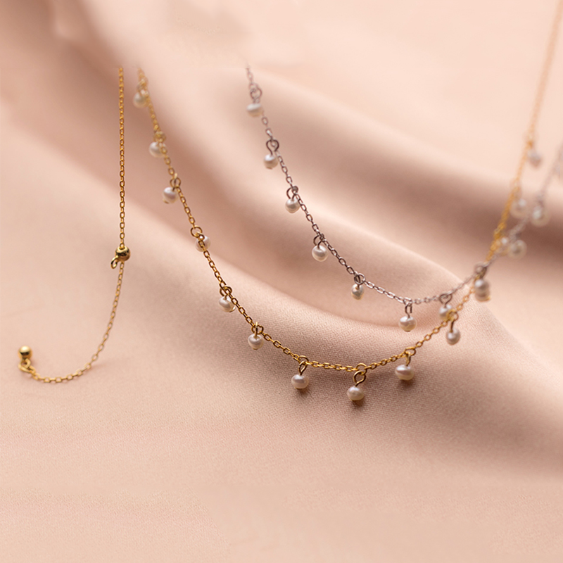 Irma – Runde Perlenohrringe mit strukturiertem goldenen Rand.