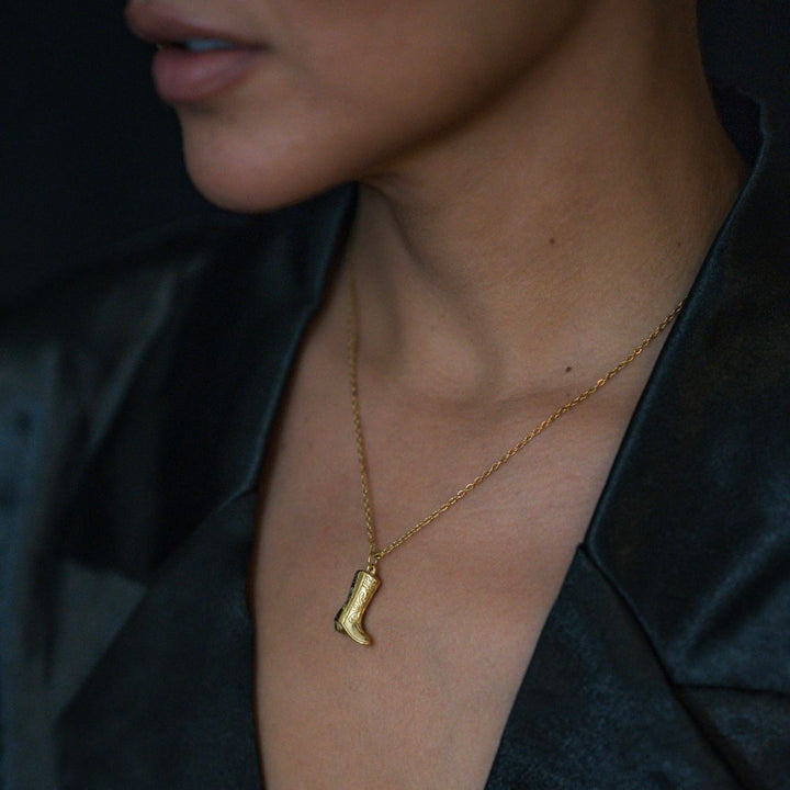 Johanna – Zarter Halsreif mit goldenen Anhängern.