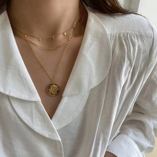 Helena – Diskreter goldener Halsreifen mit geometrischem Design.