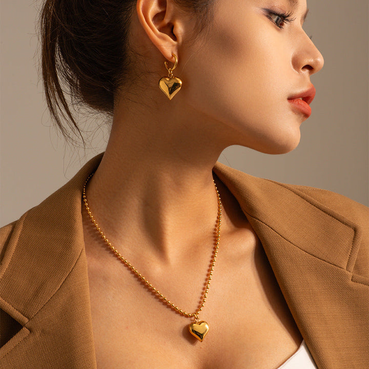 Amalie – Goldene Halskette mit modernem Medaillon.