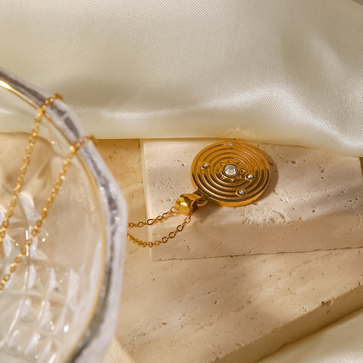 Elisabeth – Goldene Halskette mit kleinen Anhängern.