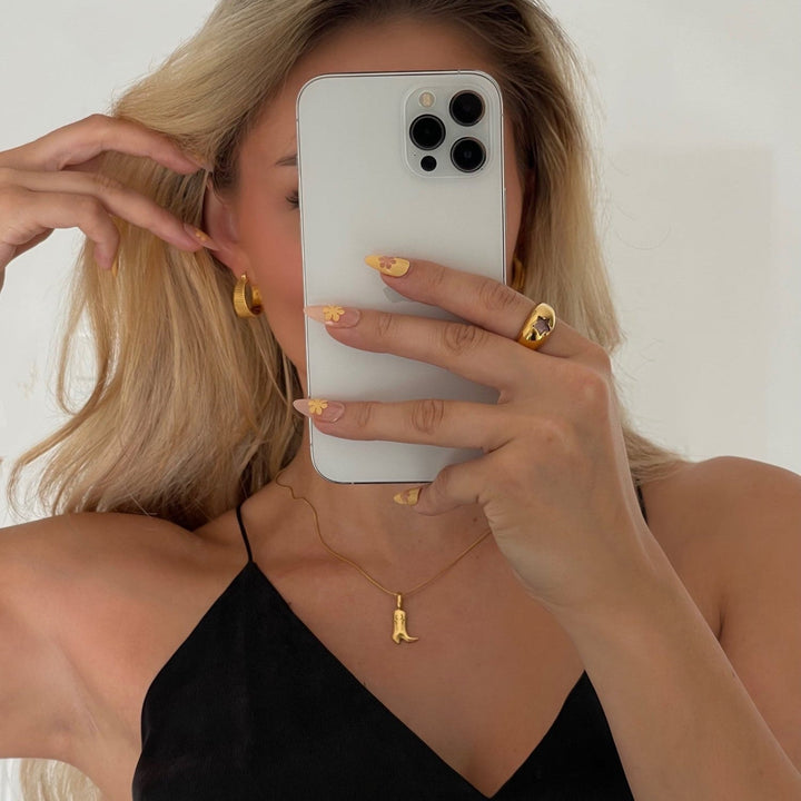 Johanna – Zarter Halsreif mit goldenen Anhängern.