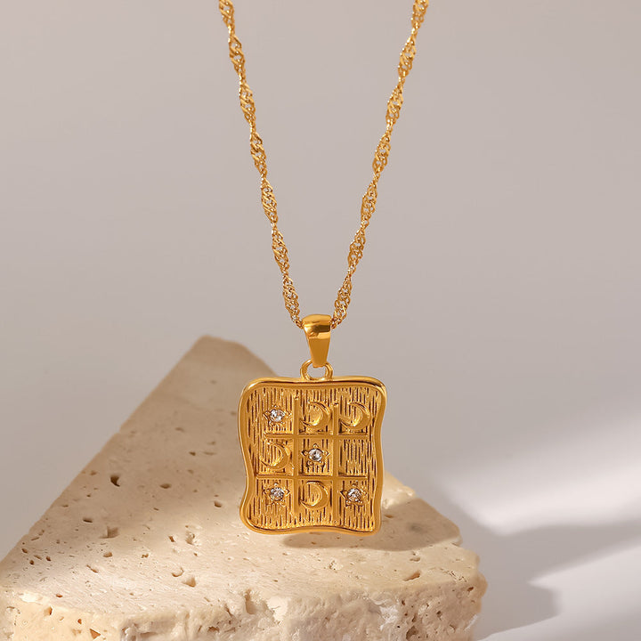 Elisabeth – Goldene Halskette mit kleinen Anhängern.