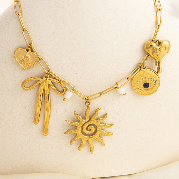 Emilia – Zarter goldener Halsreifen mit kleinen Anhängern.