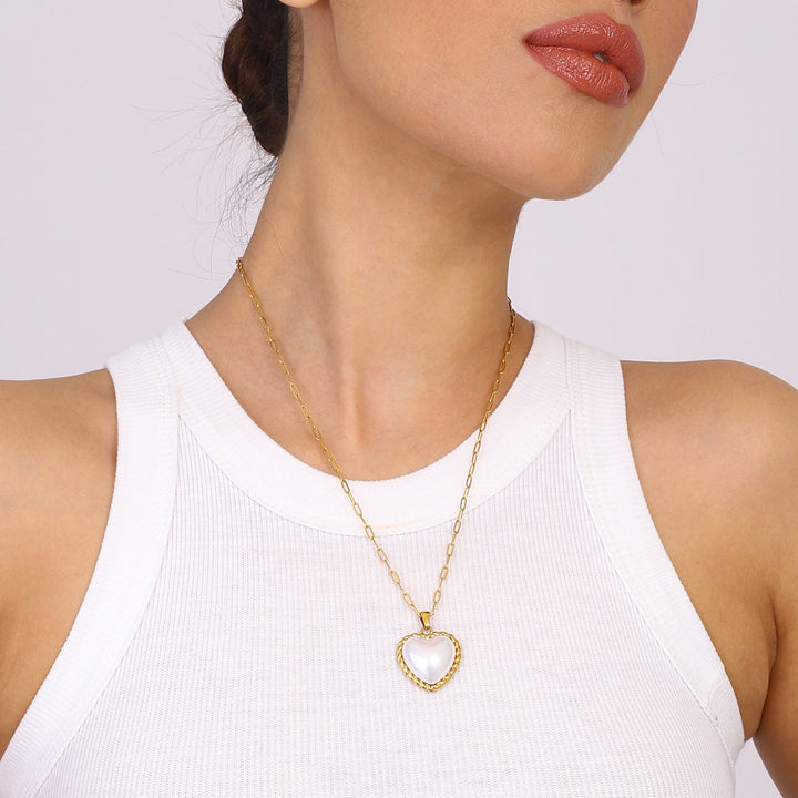 Viktoria – Goldene Halskette mit elegantem Anhänger.