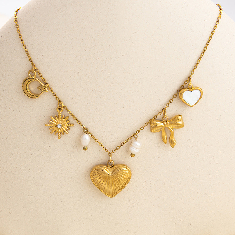 Emilia – Zarter goldener Halsreifen mit kleinen Anhängern.