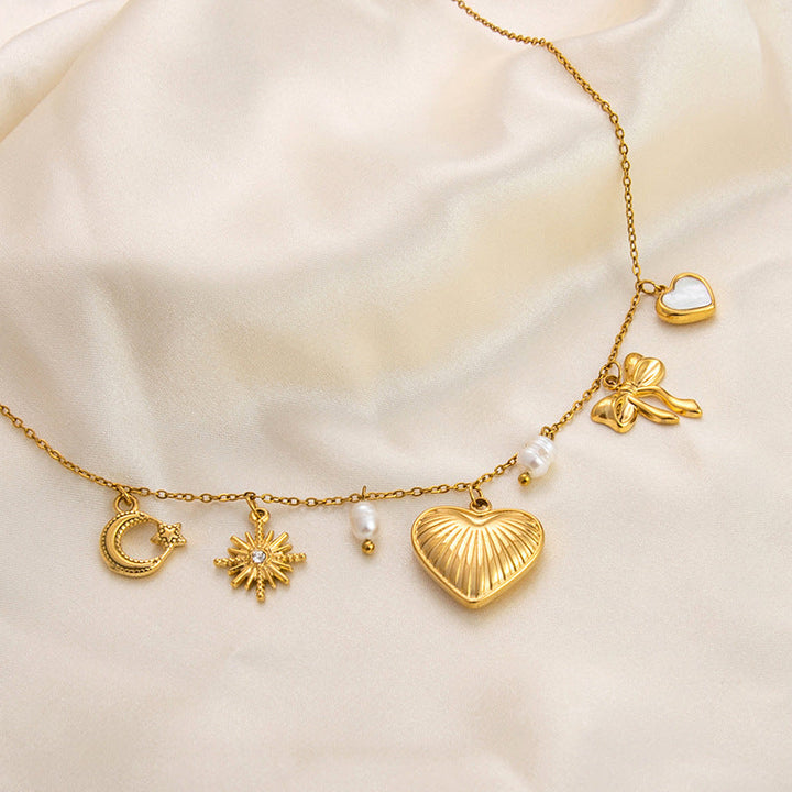 Emilia – Zarter goldener Halsreifen mit kleinen Anhängern.