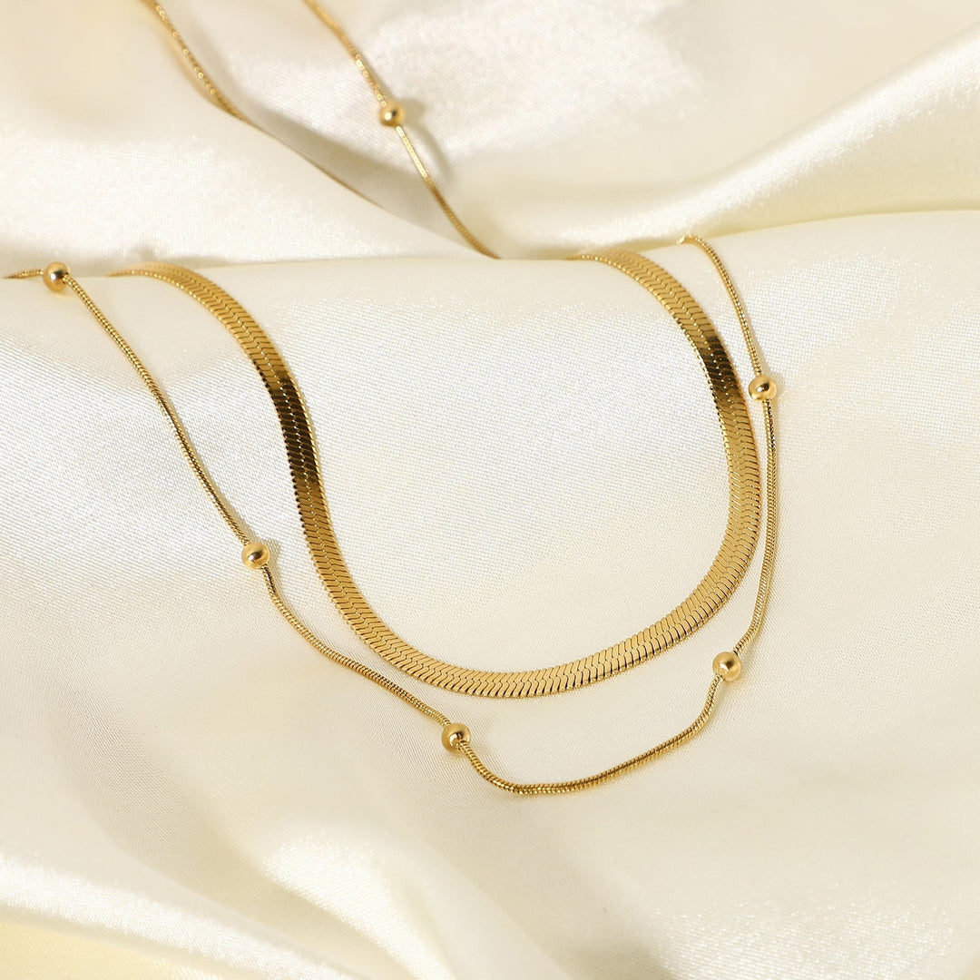 Klara – Einfaches, zweilagiges goldenes Halsband mit modernem Glanz.