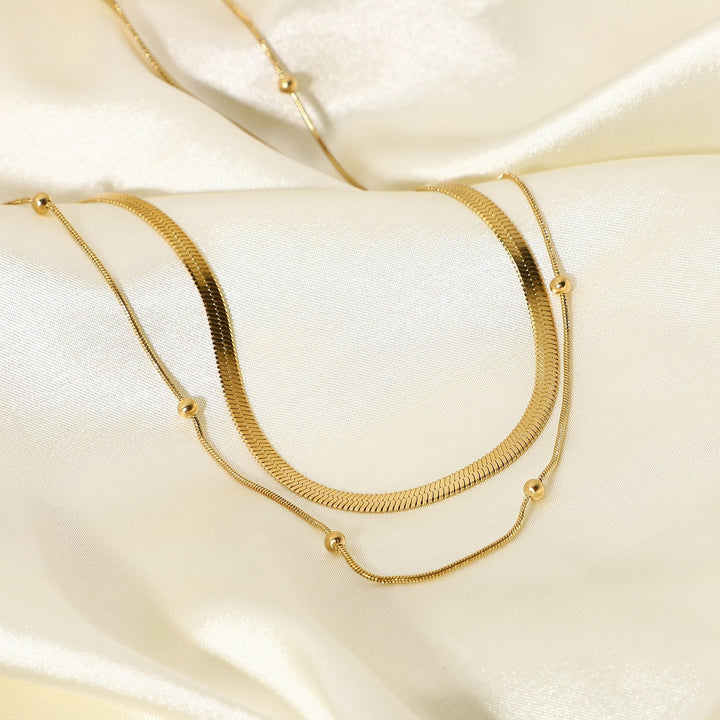 Klara – Einfaches, zweilagiges goldenes Halsband mit modernem Glanz.