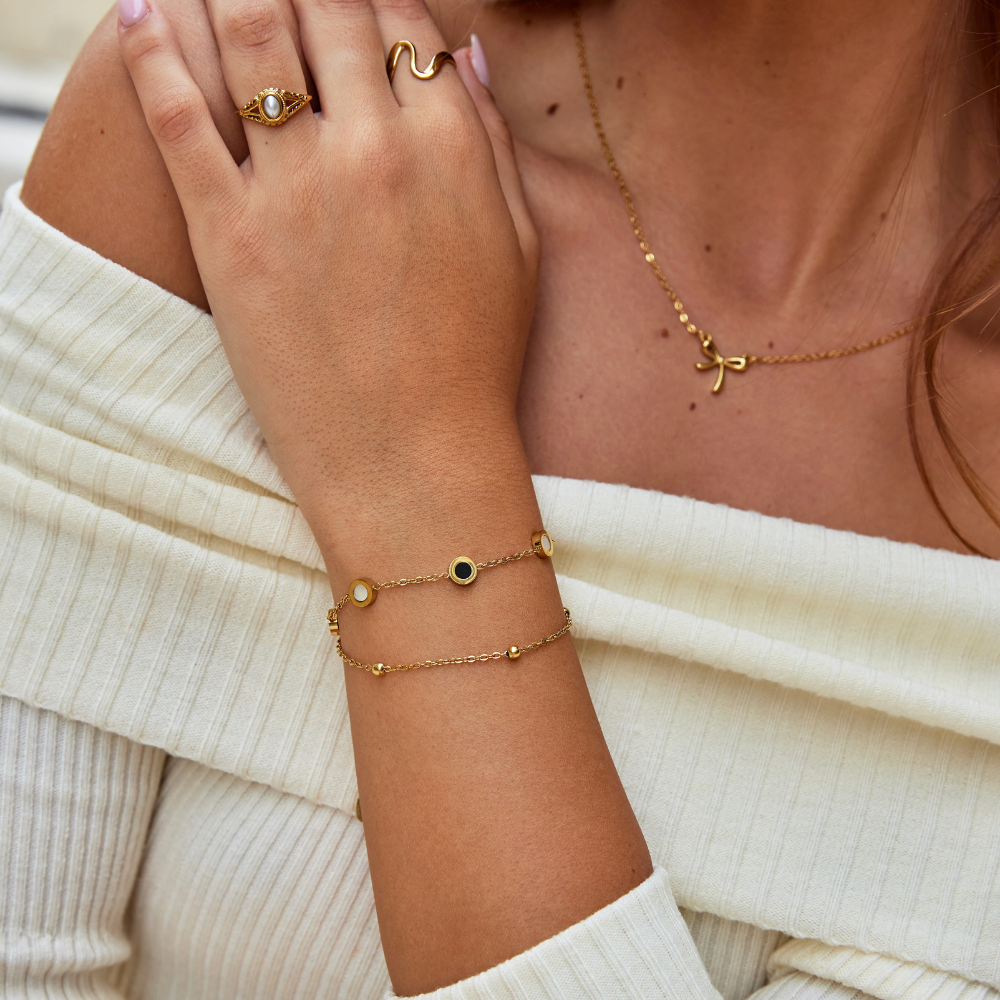 Carla – Zarter goldener Armreif mit runden Elementen.