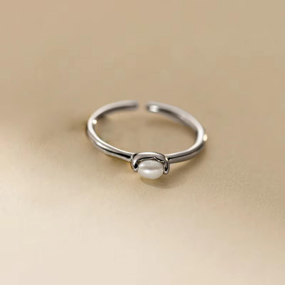 Katrin – Zarter goldener Ring mit Perlenlinie.