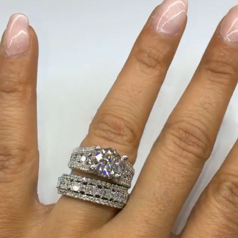 Breiter diamantierter Ring mit funkelnder Oberfläche.