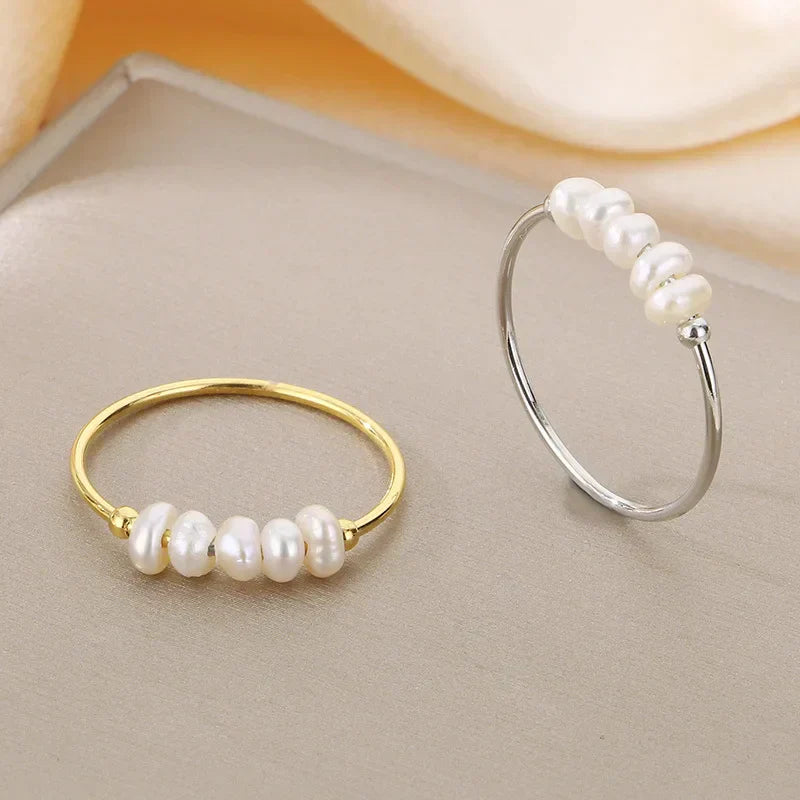 Rosalie – Goldene Tropfenohrringe mit Perle.