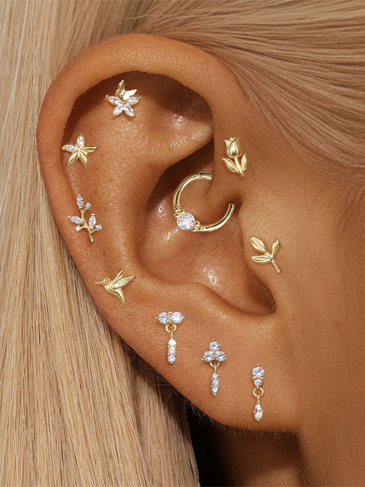 Elisa – Goldene Ohrringe mit geometrischem Akzent.