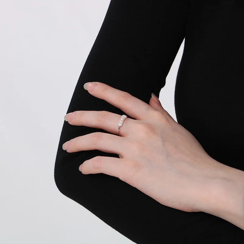 Rosalie – Goldene Tropfenohrringe mit Perle.